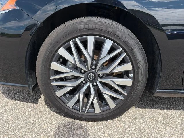 Used 2025 Super Black Clearcoat Nissan 2.5 SV image 12