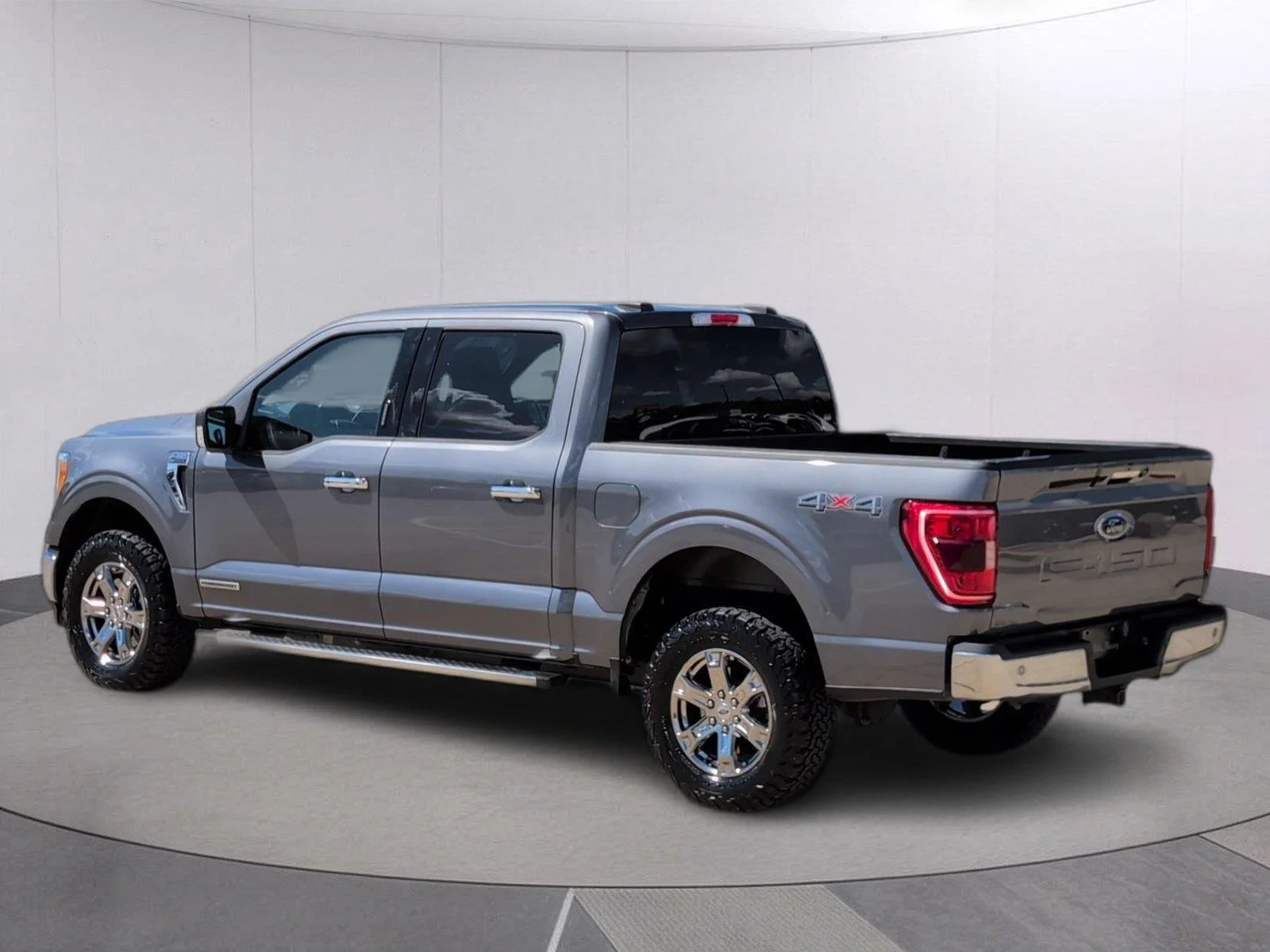 Used 2023 Oxford White Ford XLT image 3