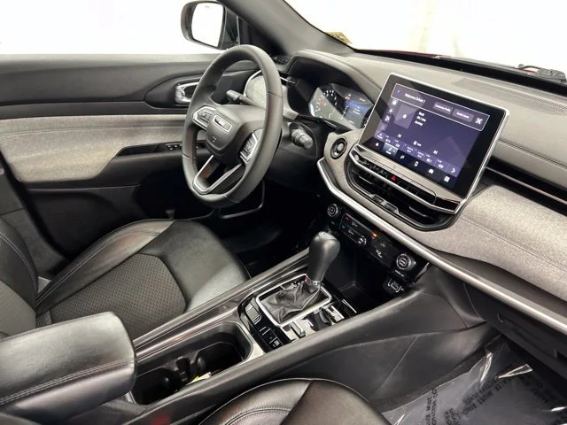 Used 2024  Jeep Latitude image 25