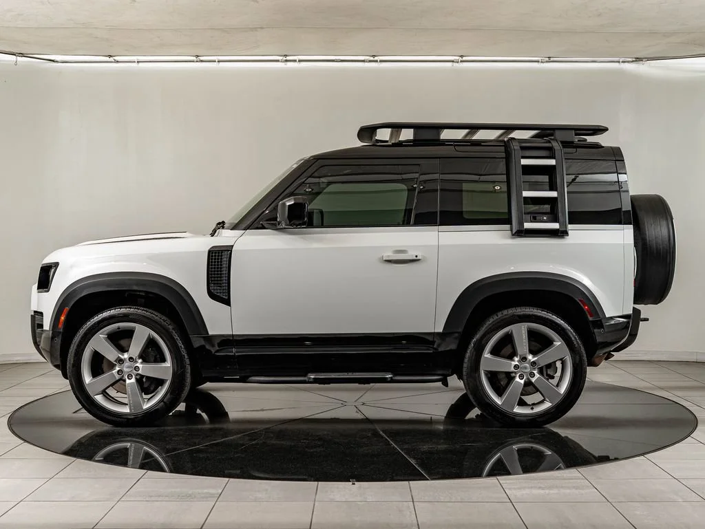 Used 2023 White Land Rover X-Dynamic SE image 8