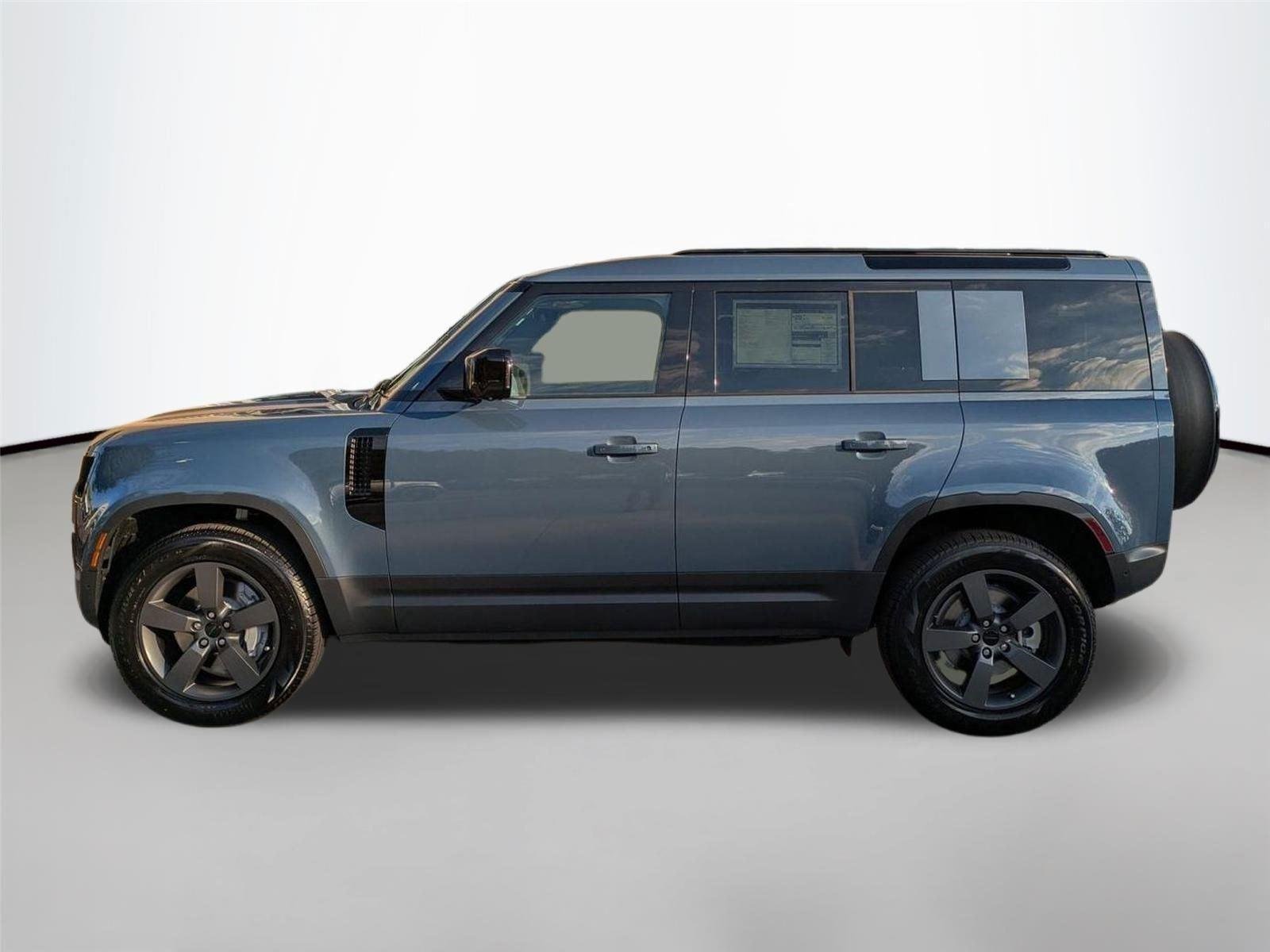 Used 2026 Tasman Blue Metallic Land Rover S image 8