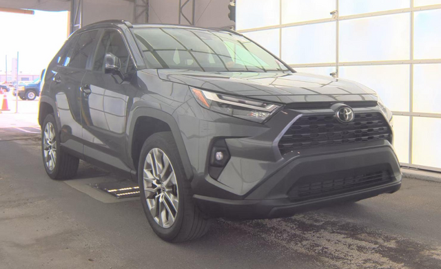 Used 2023 Gray Toyota XLE Premium image 4