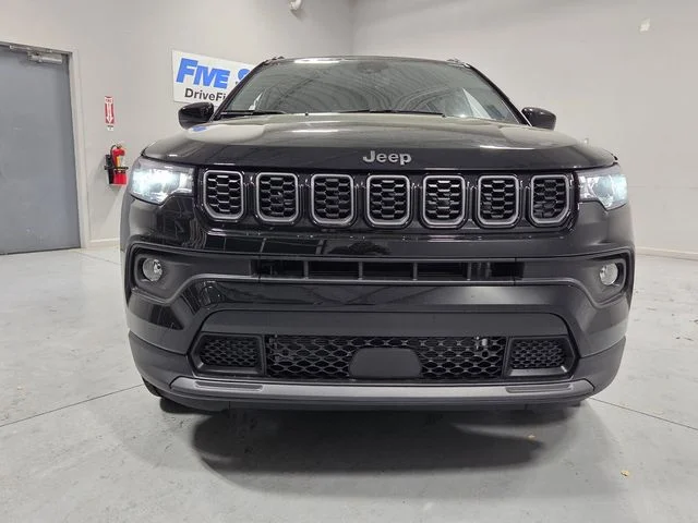 New 2026 Diamond Black Crystal Pearlcoat Jeep Latitude image 2