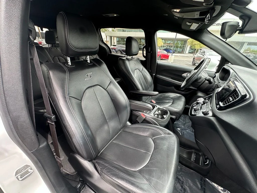 Used 2018 White Chrysler Touring L image 25