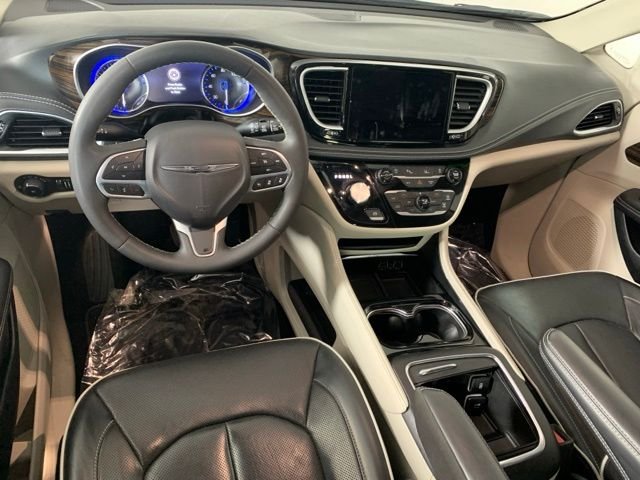 Used 2024 Silver Chrysler Limited image 20
