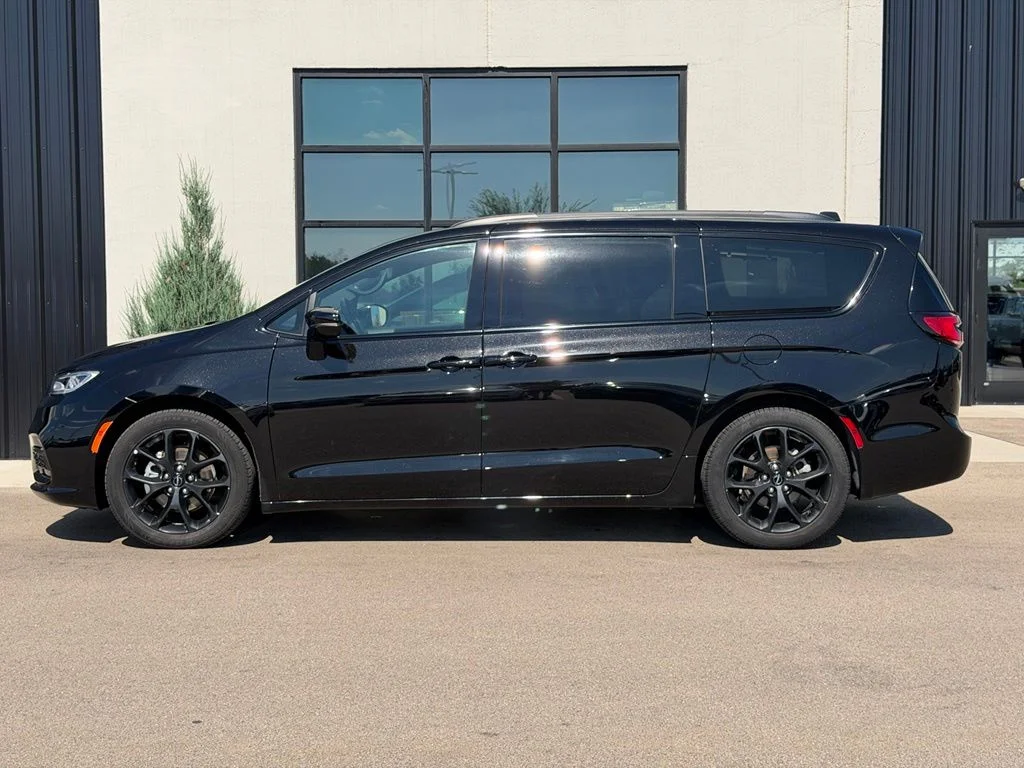 Used 2025 Black Chrysler Limited image 2