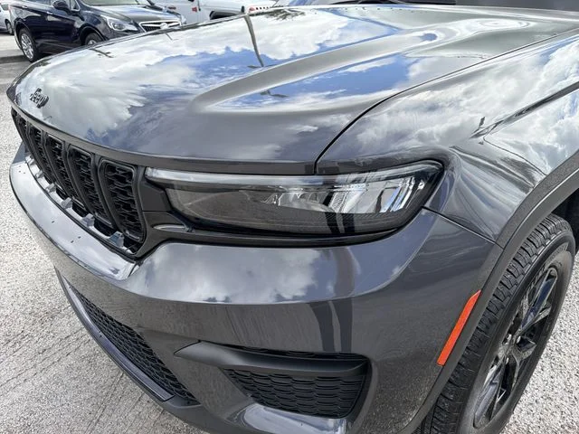 Used 2024 Gray Jeep Altitude image 8