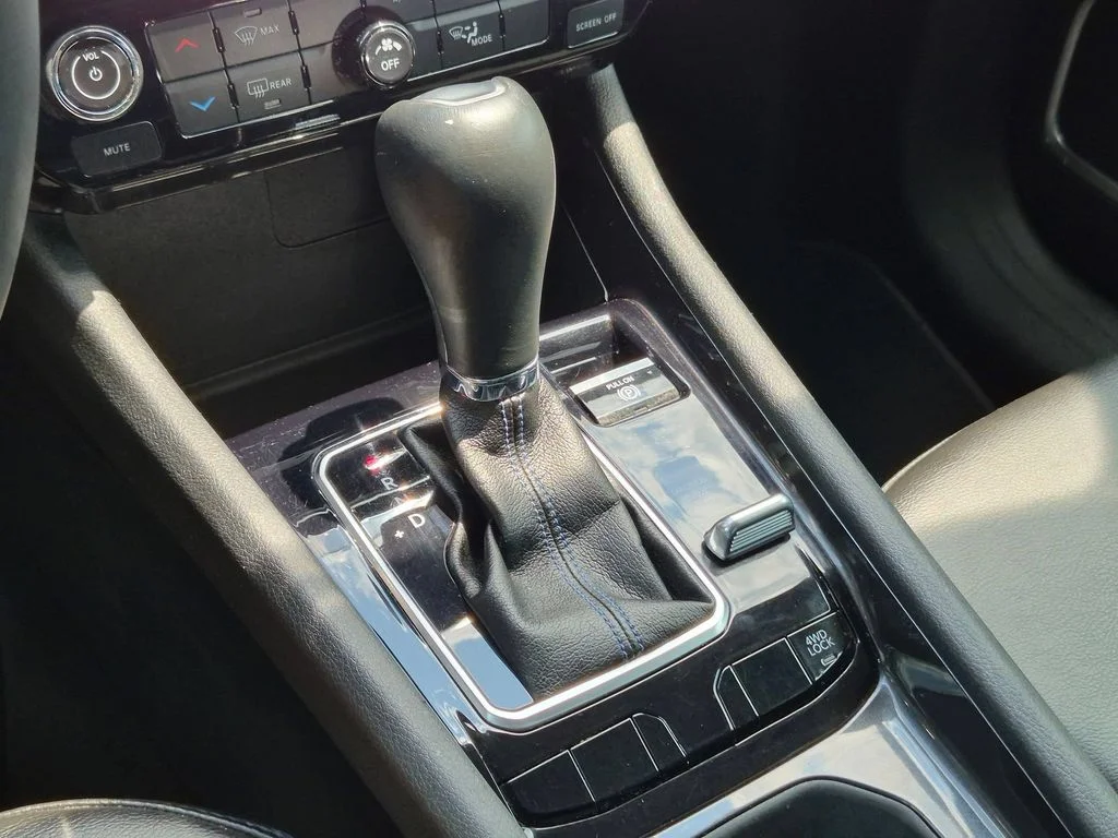 Used 2022 White Jeep Latitude image 16