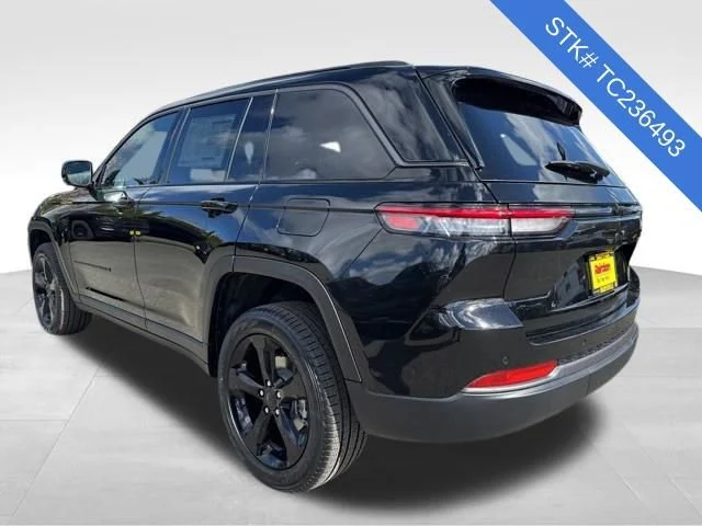 New 2026 Diamond Black Crystal Pearl-Coat Exterior Paint Jeep Limited image 5