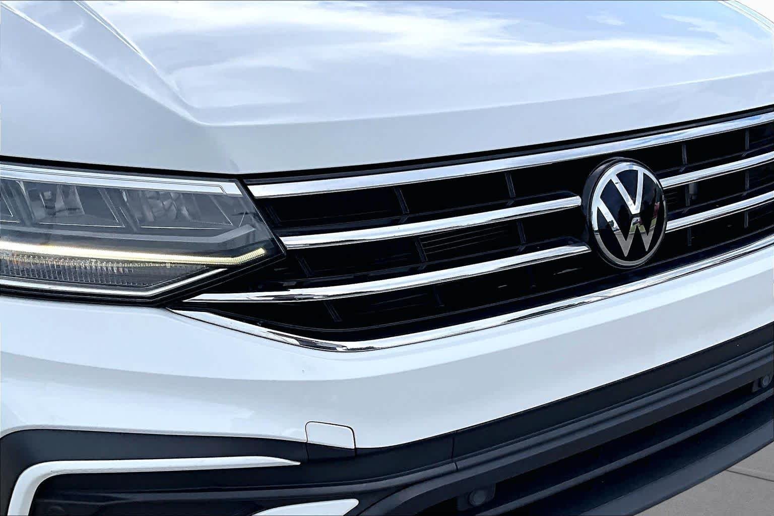 Used 2024 Pure White Volkswagen SE image 27
