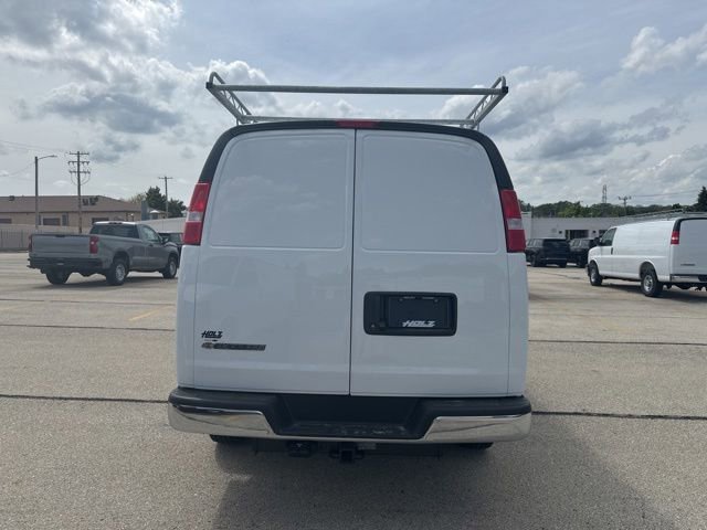 New 2026 Summit White Chevrolet WT image 5