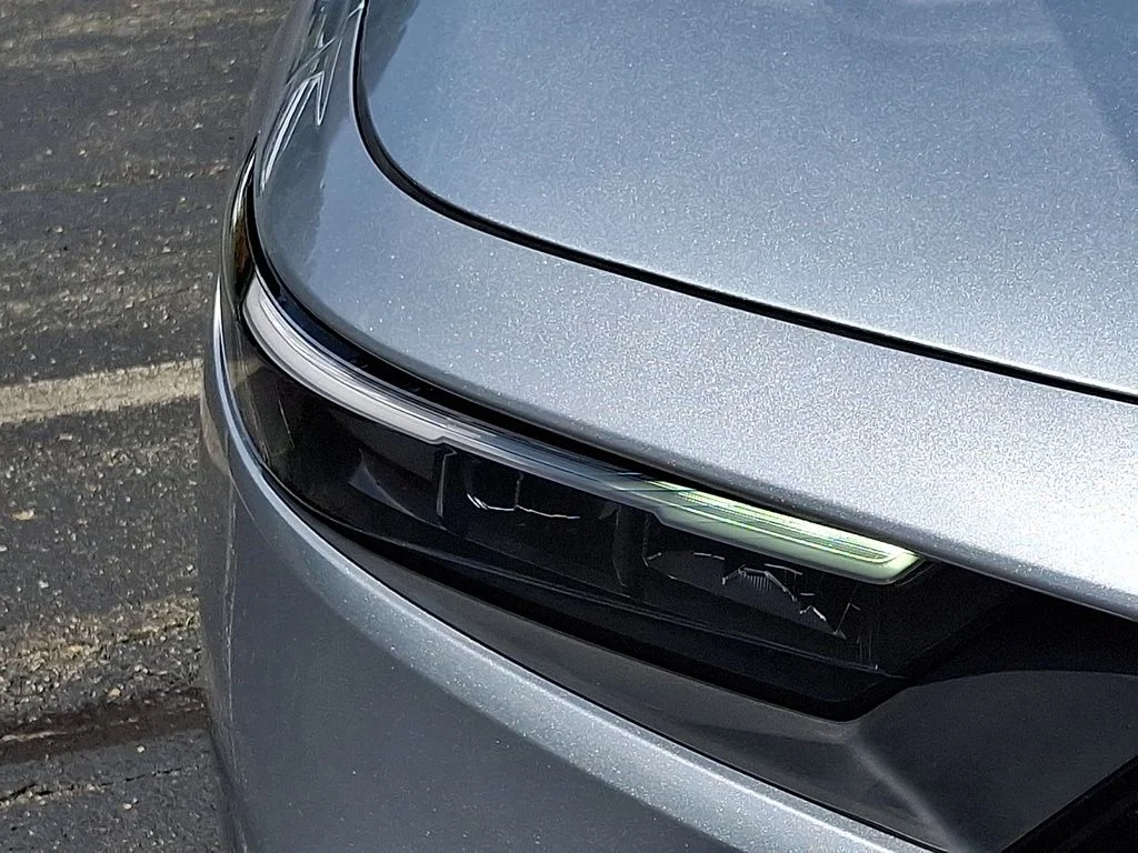 Certified Used 2024 Solar Silver Metallic Honda LX image 9