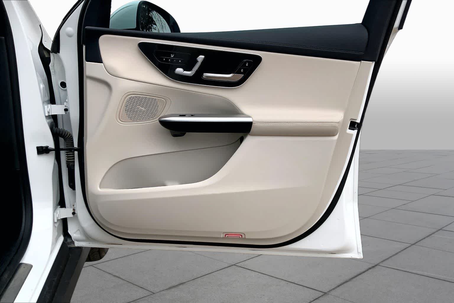 Used 2025 Polar White Mercedes-Benz GLC 300 image 23