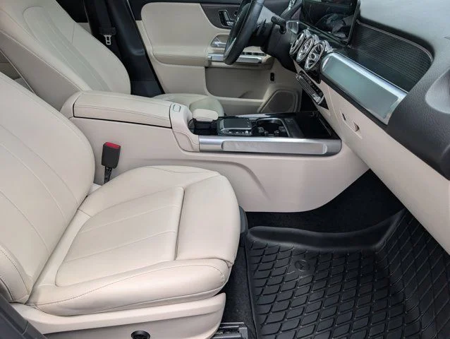 Used 2021  Mercedes-Benz GLB 250 image 30