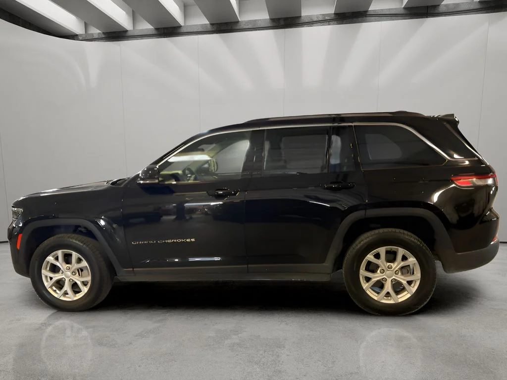 Used 2023 Diamond Black Crystal Pearl Jeep Limited image 8