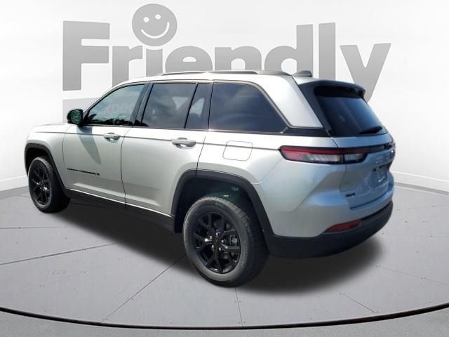 New 2026 Silver Zynith Exterior Paint Jeep Laredo Altitude image 3