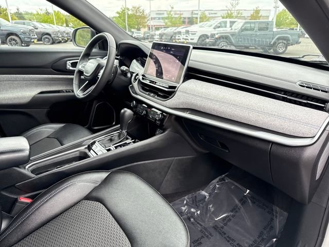 Used 2024 Silver Zynith Metallic Clearcoat Jeep Latitude image 27