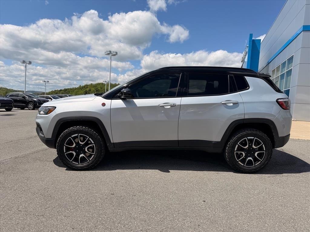 Used 2024 Silver Zynith Metallic Clearcoat Jeep Trailhawk image 2
