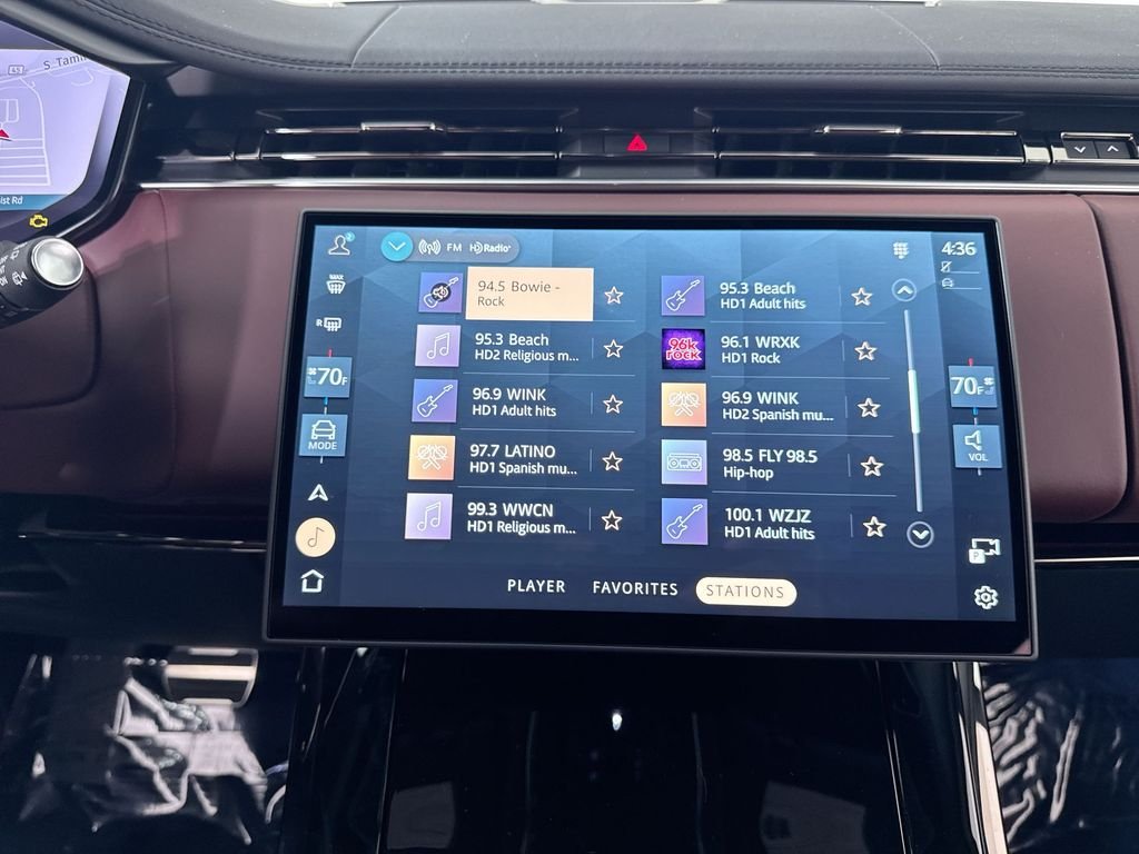 New 2027 Santorini Black Land Rover Dynamic SE image 16