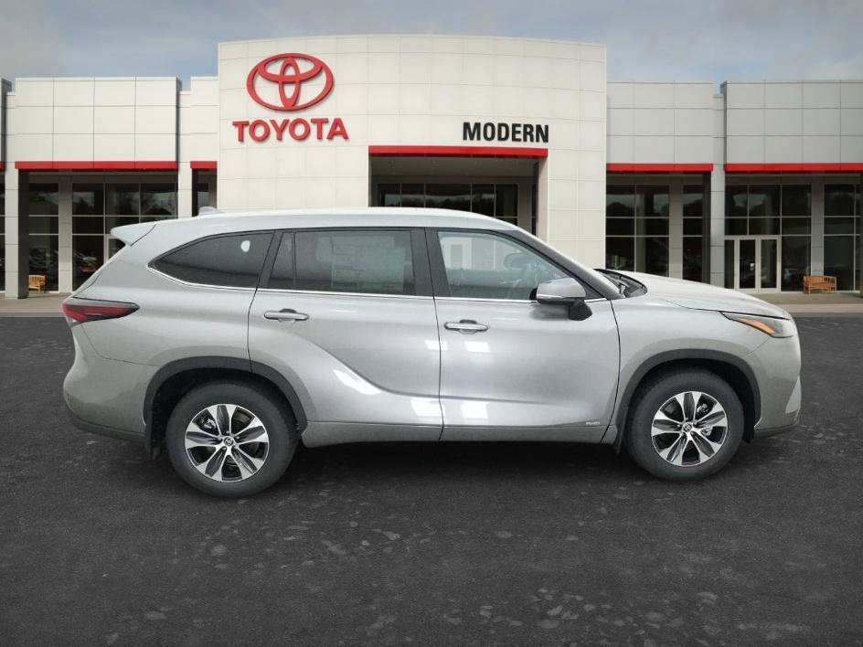 New 2026 Heavy Metallic Toyota Hybrid XLE image 4
