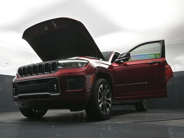 Used 2022 Velvet Jeep Overland image 33