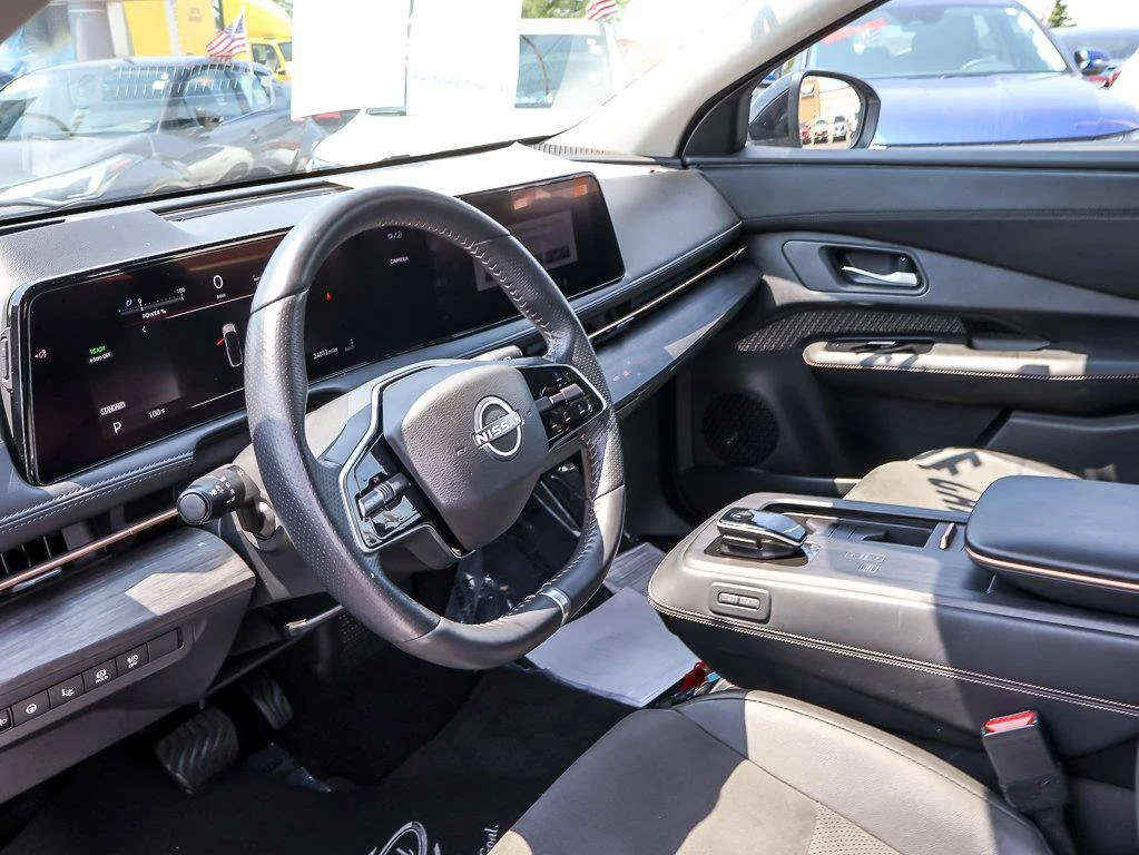 Used 2023 Brilliant Silver Metallic/Black Diamond Pearl Nissan ENGAGE image 13