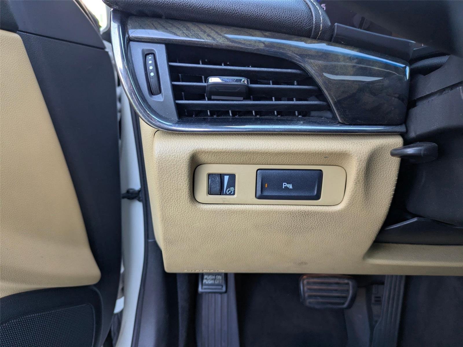 Used 2013 White Diamond Tricoat Cadillac Luxury image 16