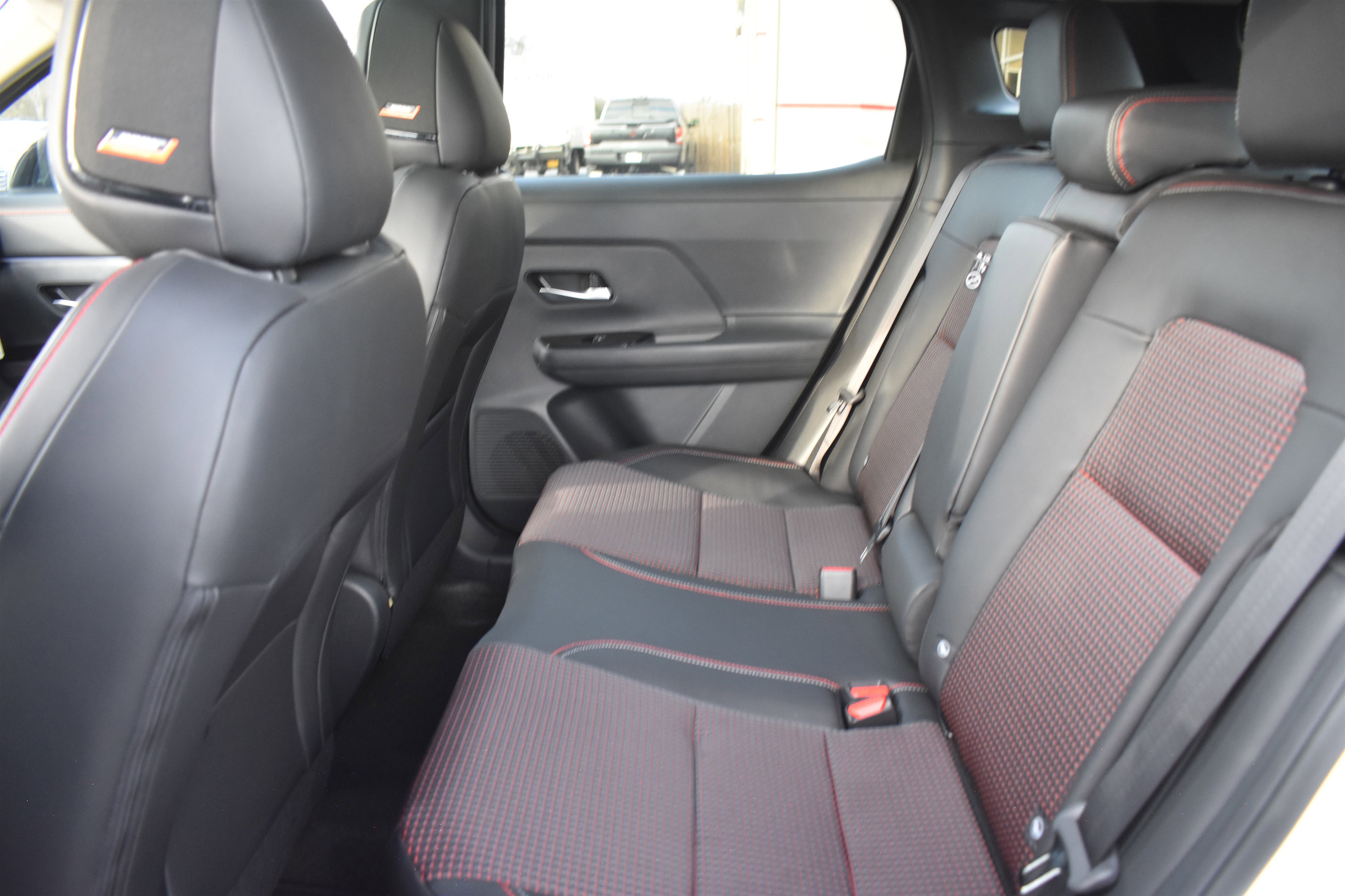 New 2026 Aspen White TriCoat / Super Black Two-tone Nissan SR image 15