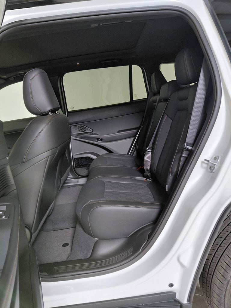 New 2026 Bright White Clear-Coat Exterior Paint Jeep Overland image 13