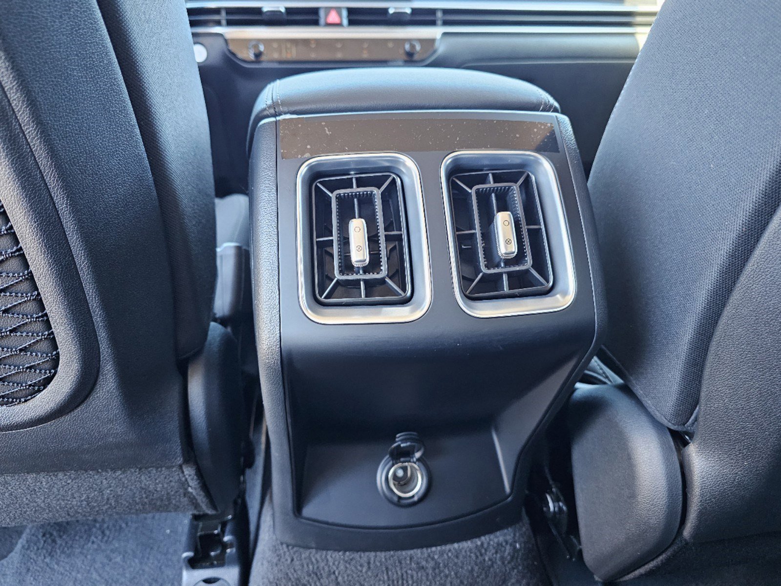 New 2025 Glacial White Pearl Kia LX image 15
