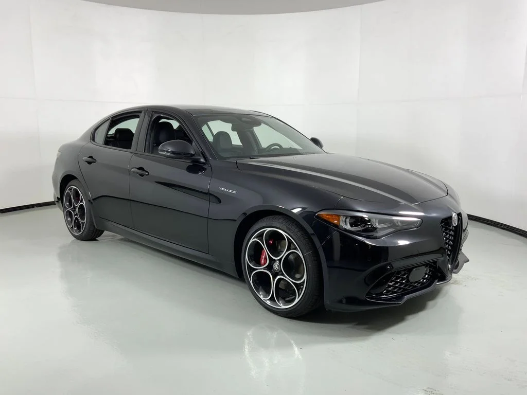New 2026 Vulcano Black Metallic Exterior Paint Alfa Romeo Veloce image 4