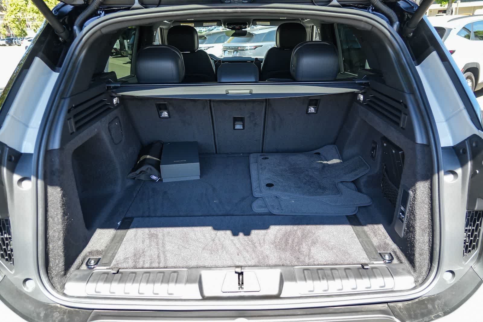 New 2026 Borasco Grey Land Rover SE image 26