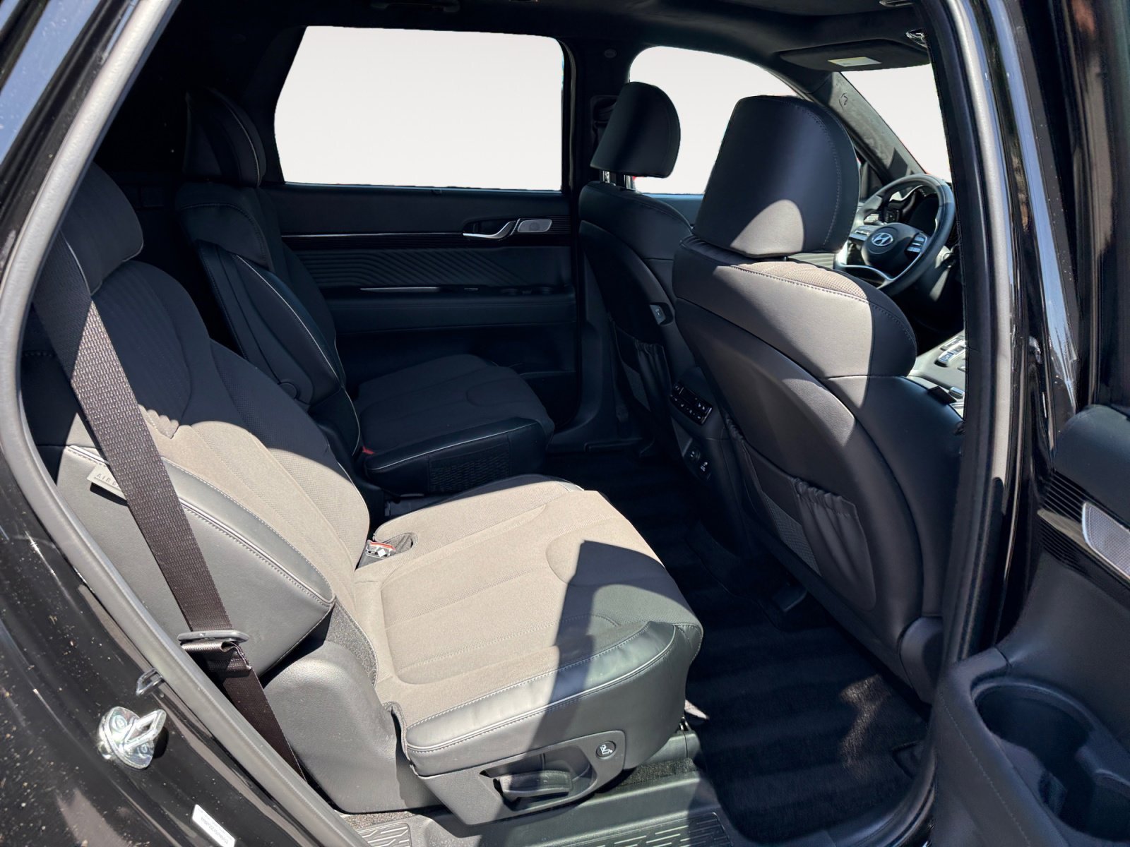 Used 2025 Abyss Black Hyundai Calligraphy Night Edition image 18