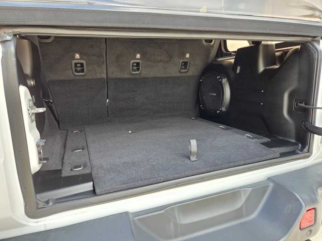 Used 2018 White Jeep Unlimited Rubicon image 9