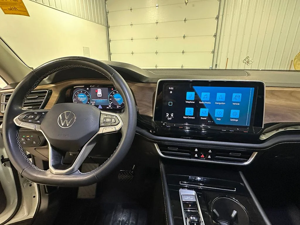 Used 2024 White Volkswagen 2.0T SE w/Technology image 43