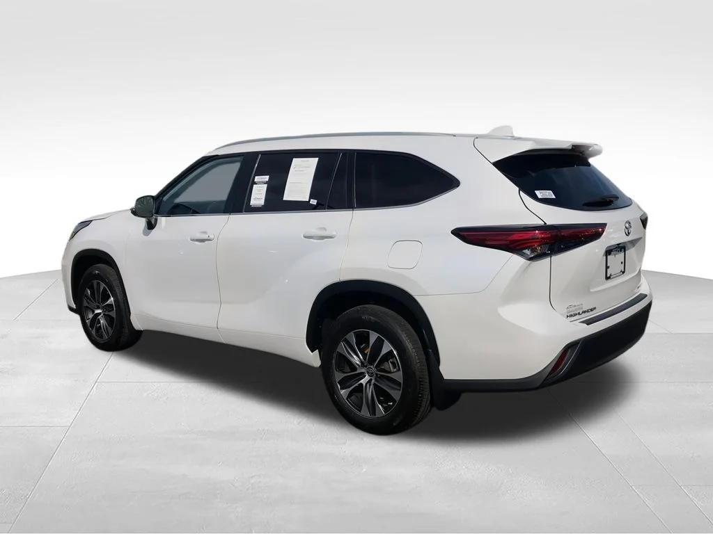 Used 2023 Beige Toyota XLE image 7