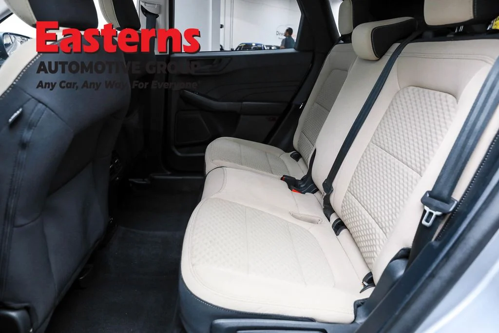 Used 2022 Silver Ford SE image 21