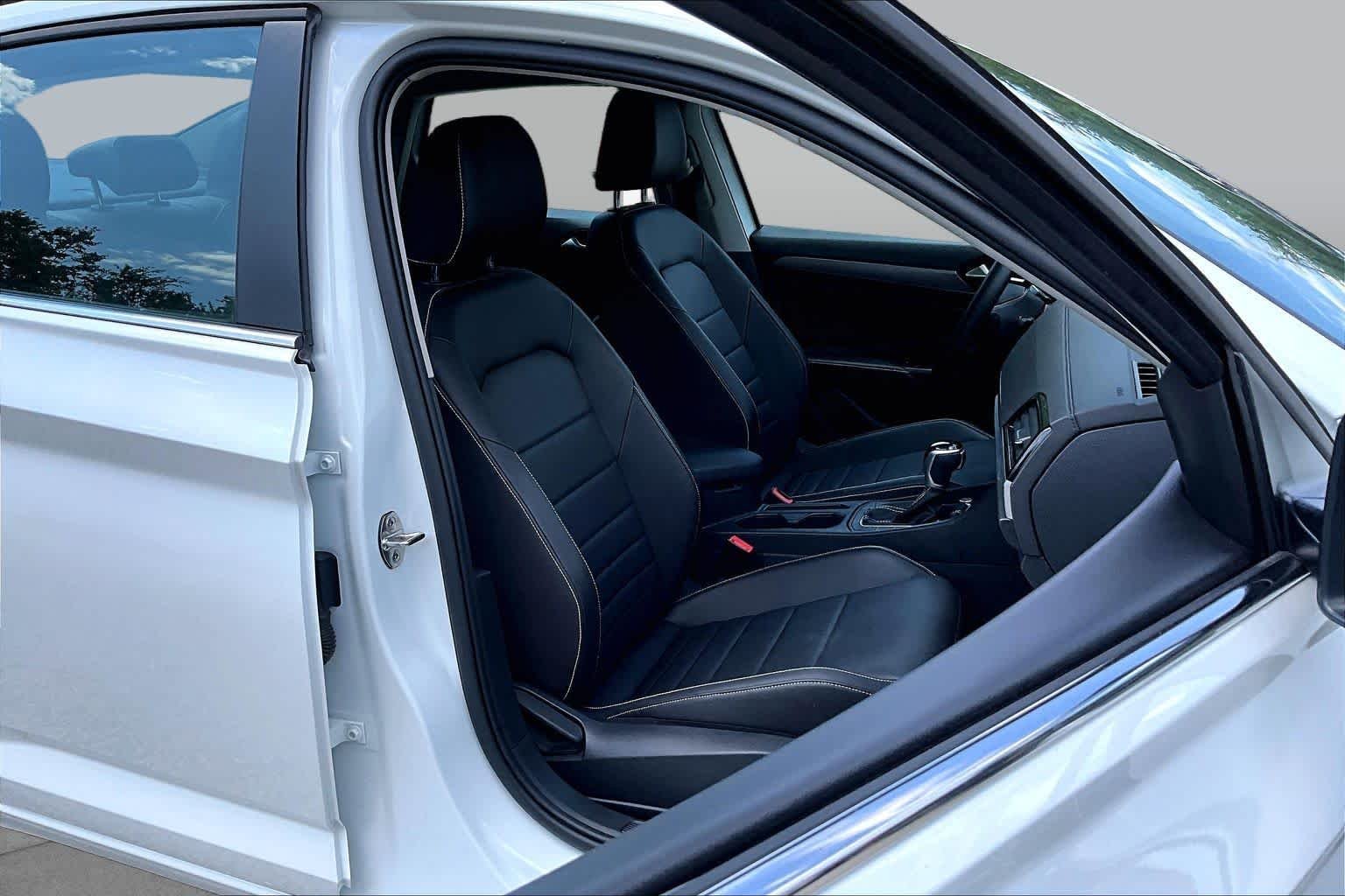 Certified Used 2023 Opal White Pearl Effect Volkswagen SE image 8