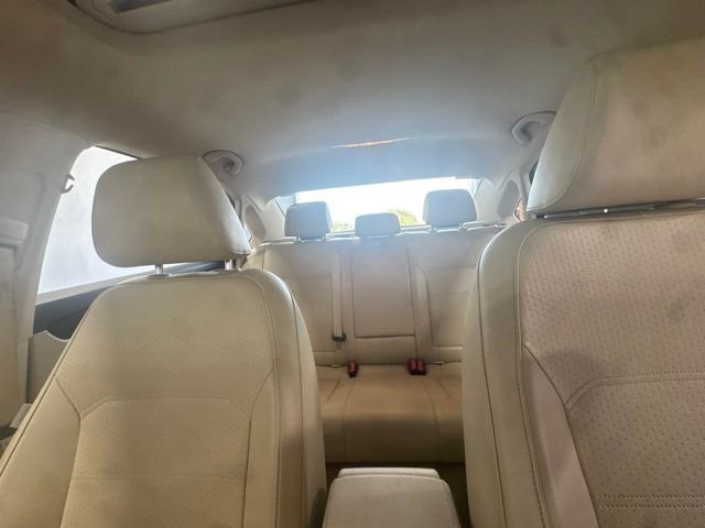 Used 2014 White Volkswagen 2.5 SE image 16