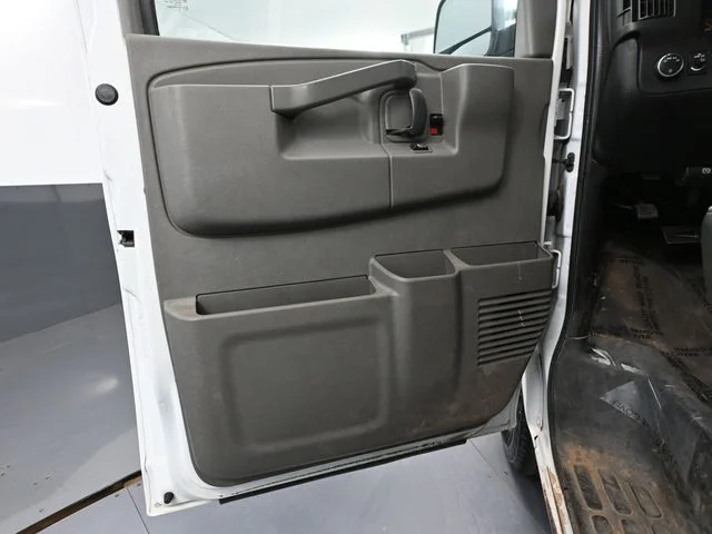 2017 Chevrolet Express Passenger LS - Photo 17