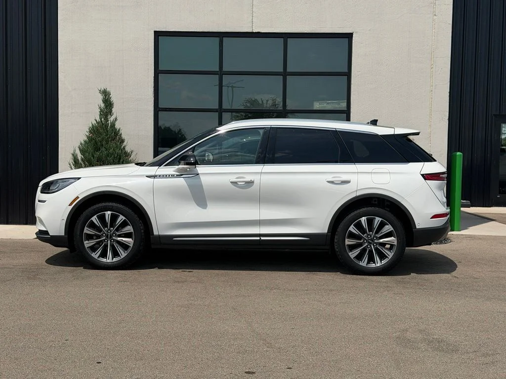 Used 2022 White Lincoln Reserve image 2