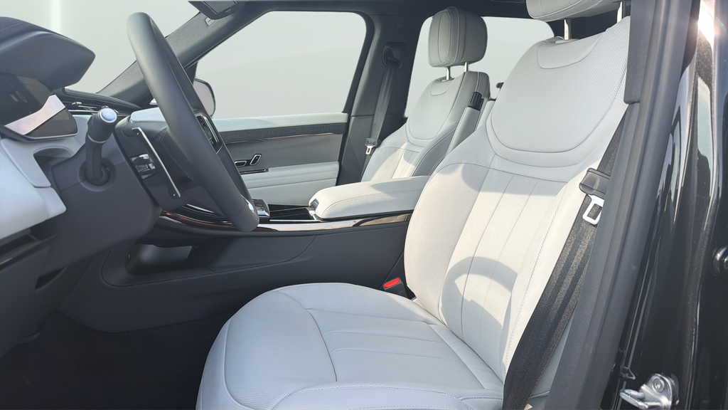 New 2026 Santorini Black Land Rover SE image 18