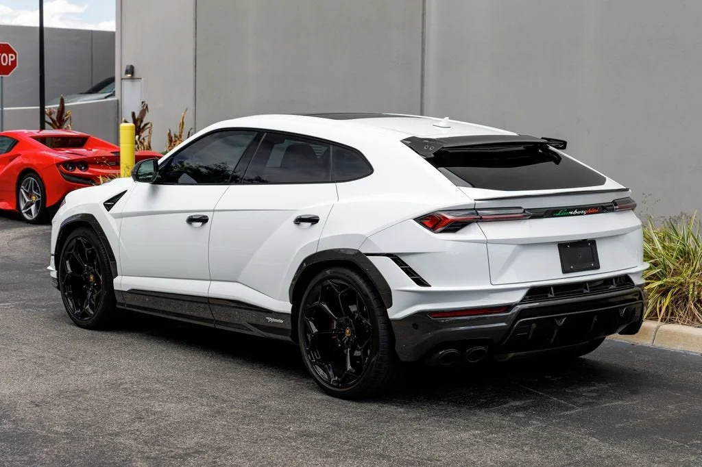 Used 2024 White Lamborghini Performante image 3