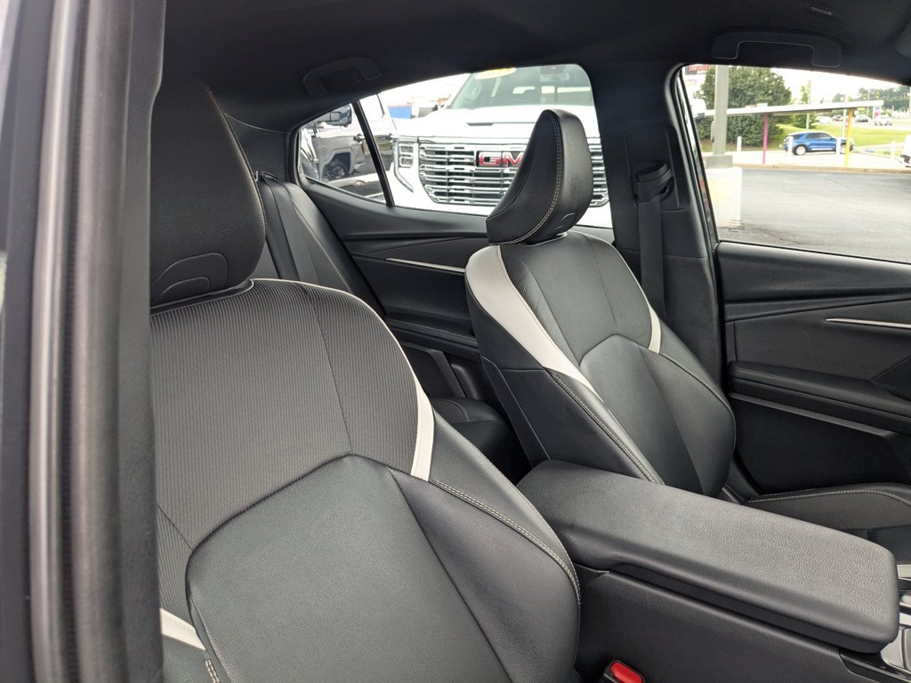 Used 2025  Toyota SE image 27