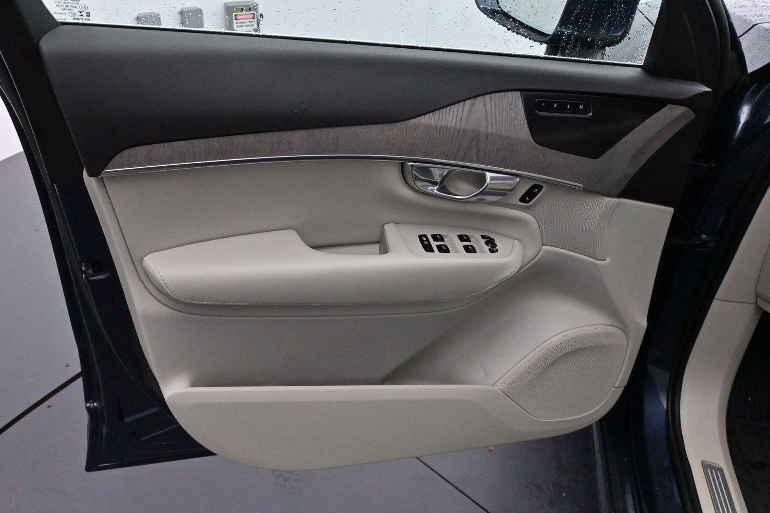 Used 2023 Denim Blue Metallic Volvo Plus image 9