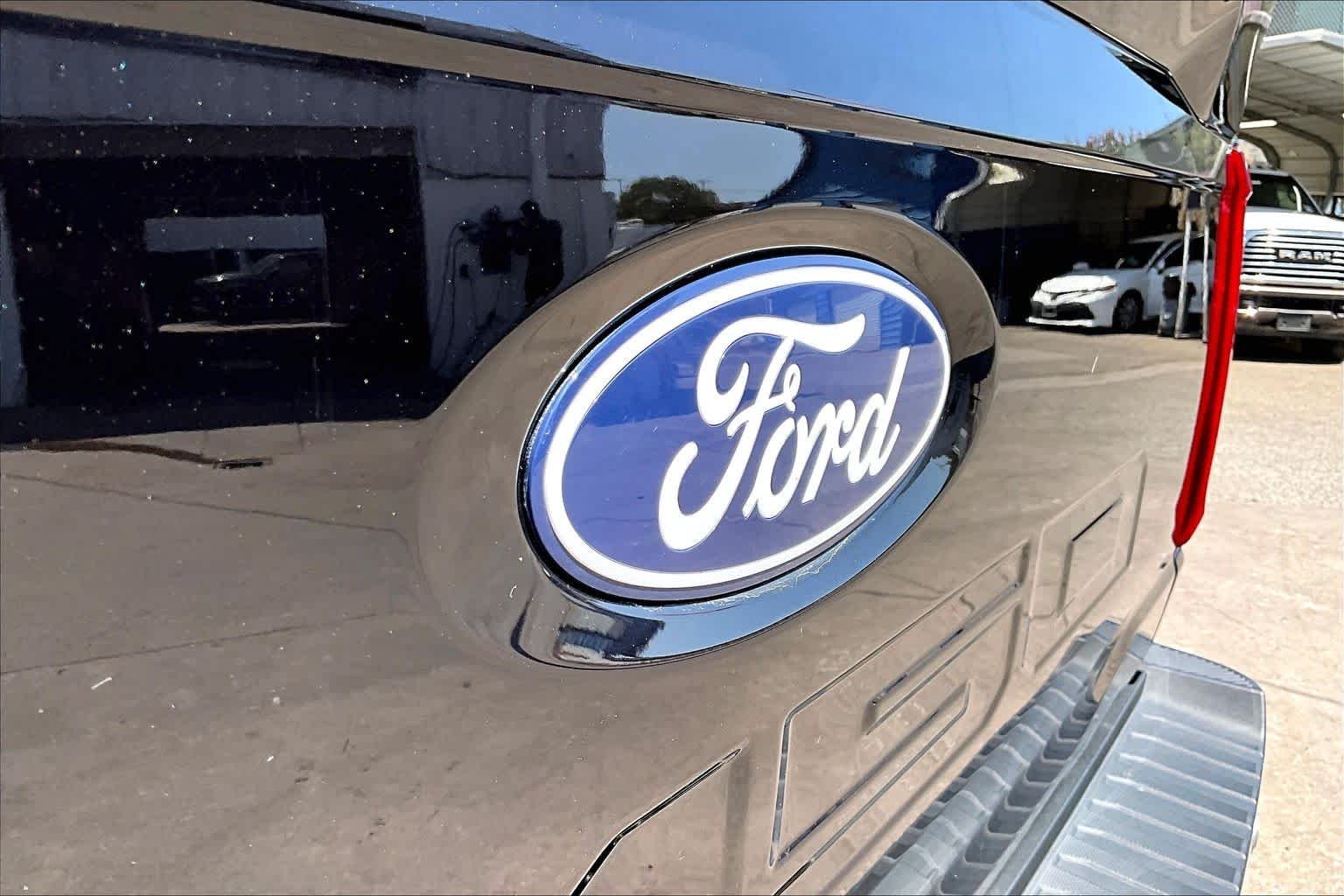 Used 2025 Agate Black Metallic Ford LARIAT image 33