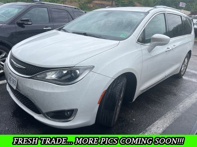 2020 Chrysler Pacifica Touring L's photo