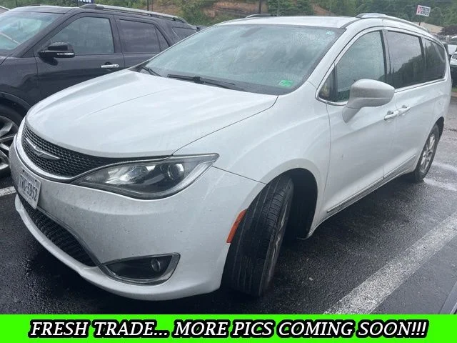 2020 Chrysler Pacifica Touring L's photo