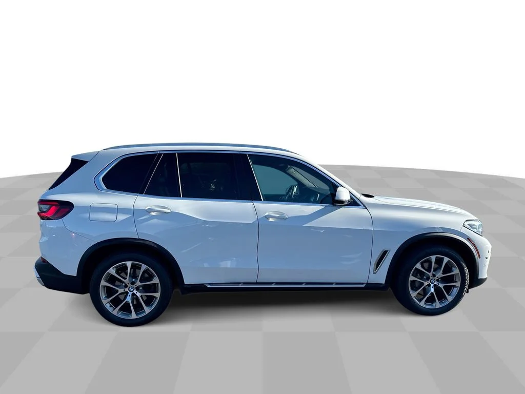 Used 2023 White BMW sDrive40i image 25