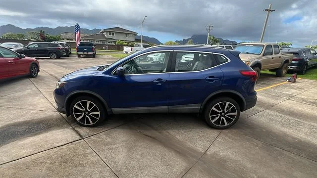 Used 2017 Blue Nissan SL image 2